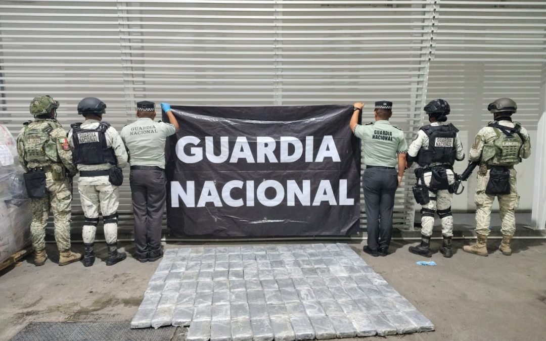 Aseguran GN y Ejército con droga a narco camión y al chofer en Ecuandure, MIch. 