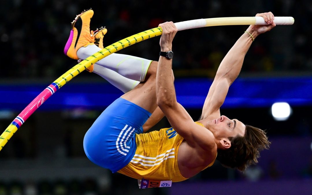 Armand Duplantis bate su propio récord mundial tras saltar 6.31 metros