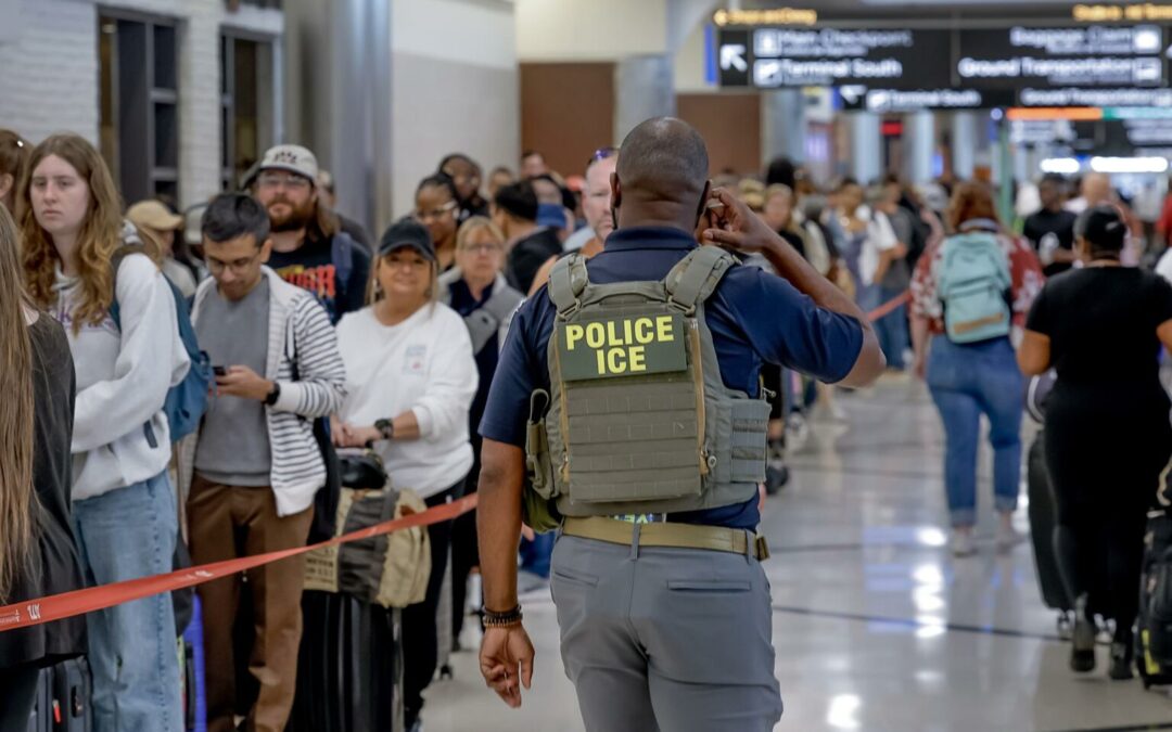 Despliegan a agentes de ICE en aeropuertos de EE.UU.