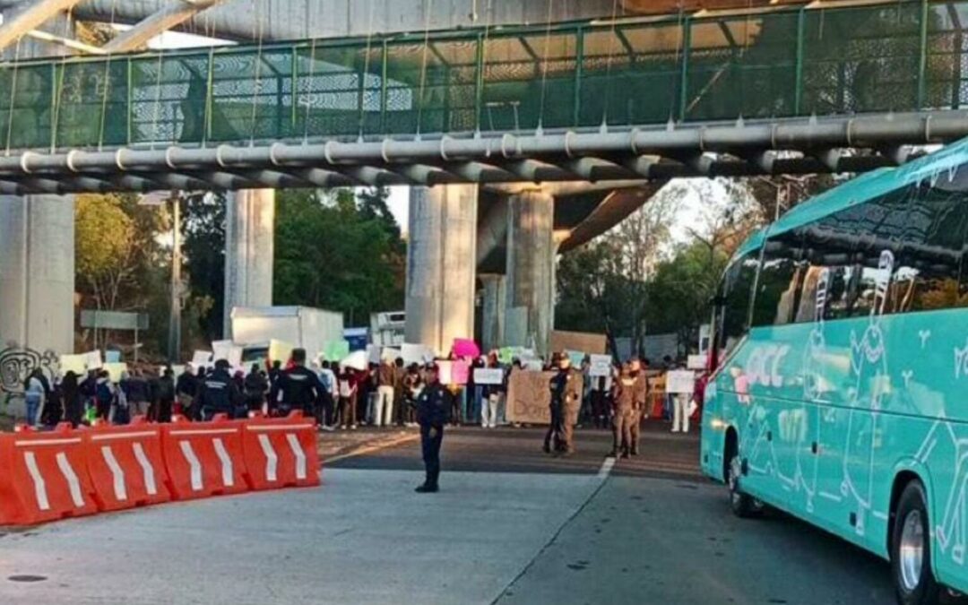 Manifestantes bloquean la autopista México-Cuernavaca, a la altura de la caseta de Tlalpan