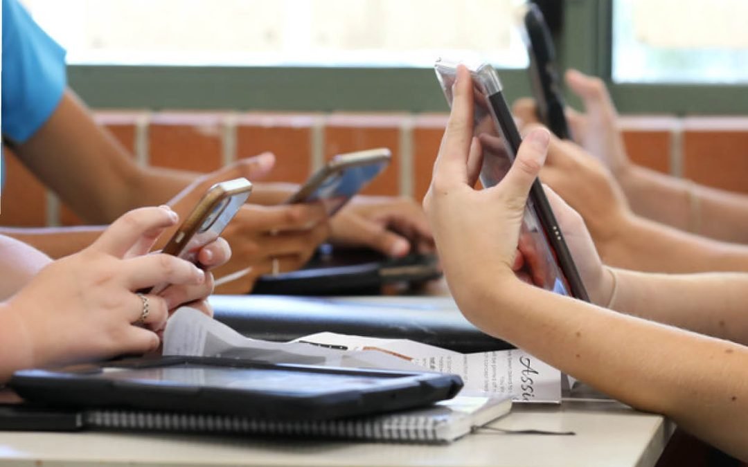Plantea Gobierno abrir debate sobre uso de celulares en escuelas