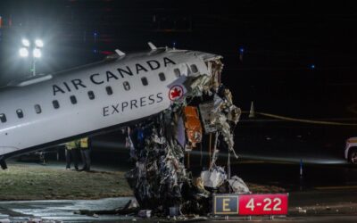 Al menos dos muertos tras choque entre avión y un camión de bomberos en el Aeropuerto LaGuardia, Nueva York
