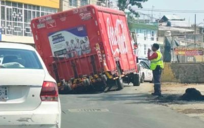 Socavón atrapa camión repartidor en el Circuito Azteca
