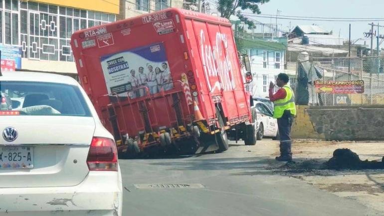 Socavón atrapa camión repartidor en el Circuito Azteca