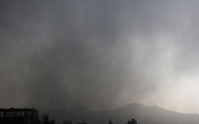 Nube tóxica envuelve Teherán tras ataques contra instalaciones petroleras