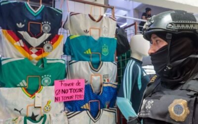 Aseguran 25 toneladas de mercancía deportiva falsa durante operativo en Tepito