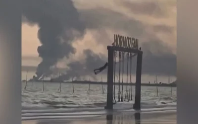 Menor se columpia en medio de los ataques cerca del estrecho de Ormuz; se viraliza imagen