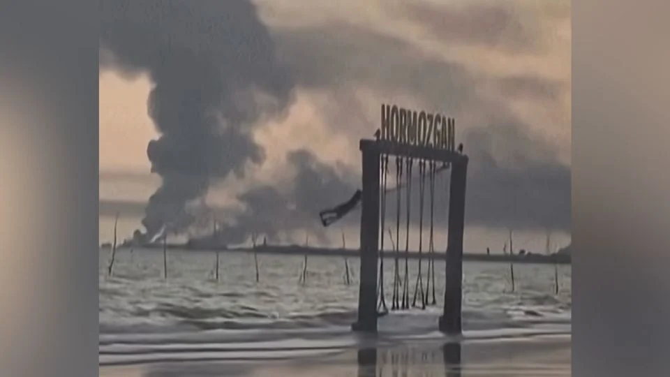 Menor se columpia en medio de los ataques cerca del estrecho de Ormuz; se viraliza imagen