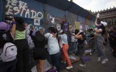 Tensión en el Zócalo por intentos de derribar vallas y despliegue policial