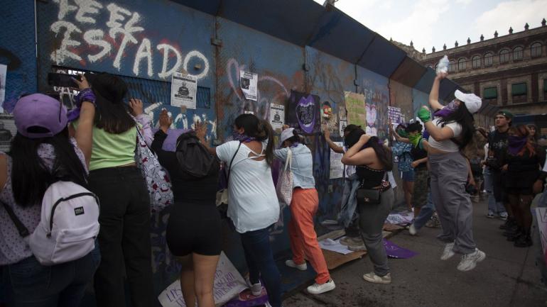 Tensión en el Zócalo por intentos de derribar vallas y despliegue policial