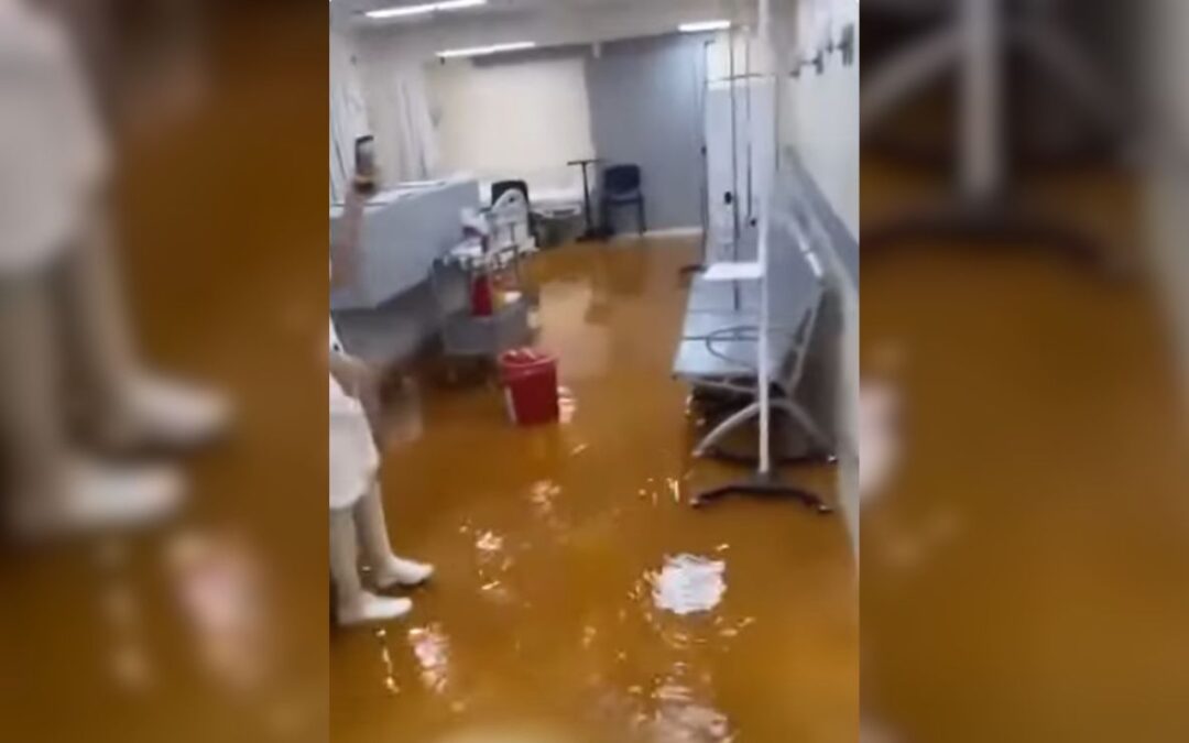 Ruptura de tubería inunda de aguas negras ISSSTE de Gómez Palacio, Durango