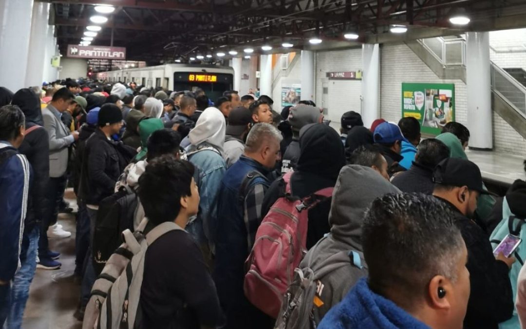 “Imposible subir”: usuarios acusan saturación en el Metro CDMX