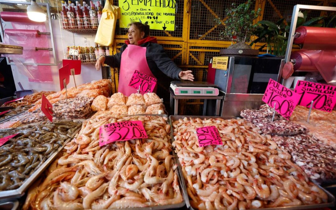 Mexicanos sortean la inflación comprando en mercados locales en Semana Santa