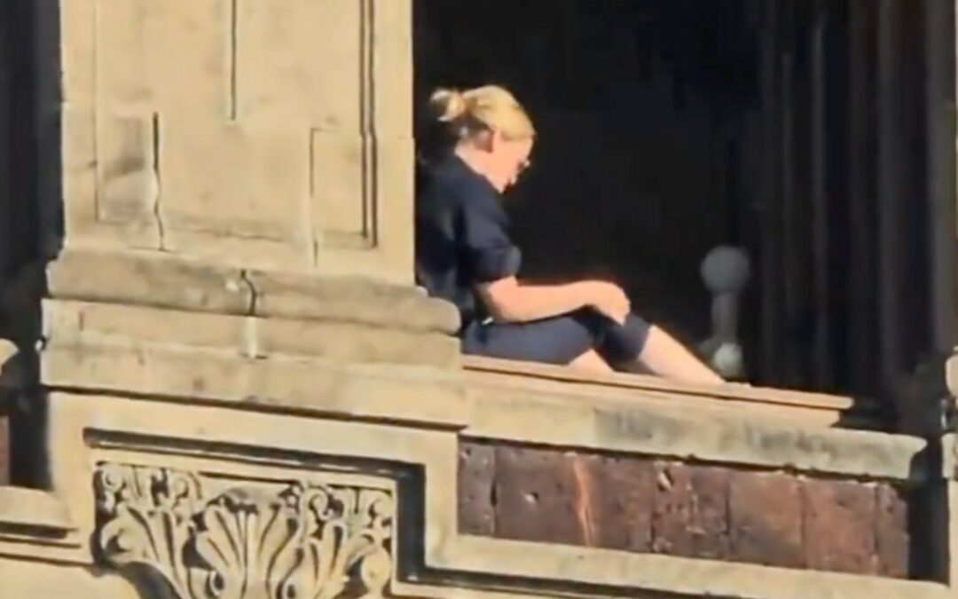 Confirman que una mujer sí tomó el sol en una ventana de Palacio Nacional