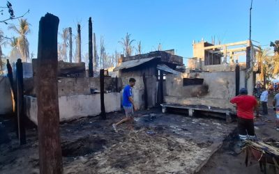 Incendio en Puerto Escondido consume decenas de negocios