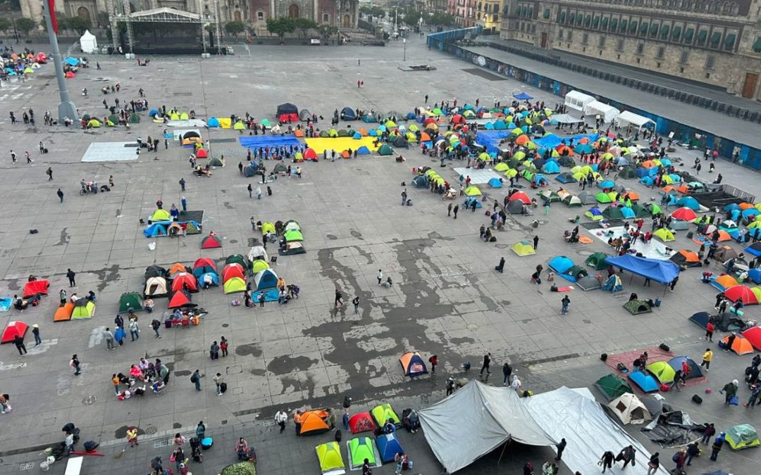 CNTE instala plantón en el Zócalo; blindan Palacio Nacional con vallas