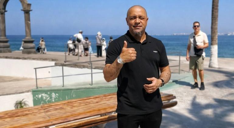 Llegó Roberto Carlos a Puerto Vallarta en gira rumbo al Mundial