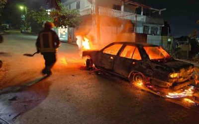 Queman taxi en segundo día de ataques contra transportistas en Acapulco