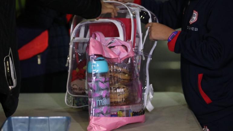 Gobierno capitalino analiza regreso de revisión de mochilas tras caso de alumno armado