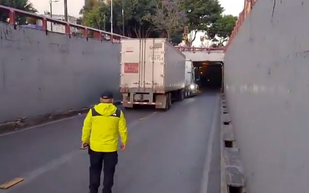 Tráiler queda atorado en bajo puente de avenida Chapultepec, CDMX