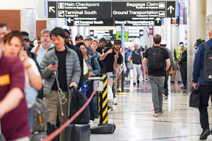 Agentes de ICE llegarán a aeropuertos el lunes