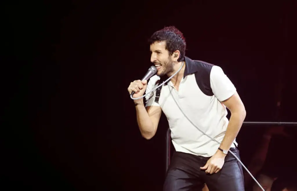 Sebastián Yatra deleita a Colombia con la melodía de su tour ‘Entre tanta gente’