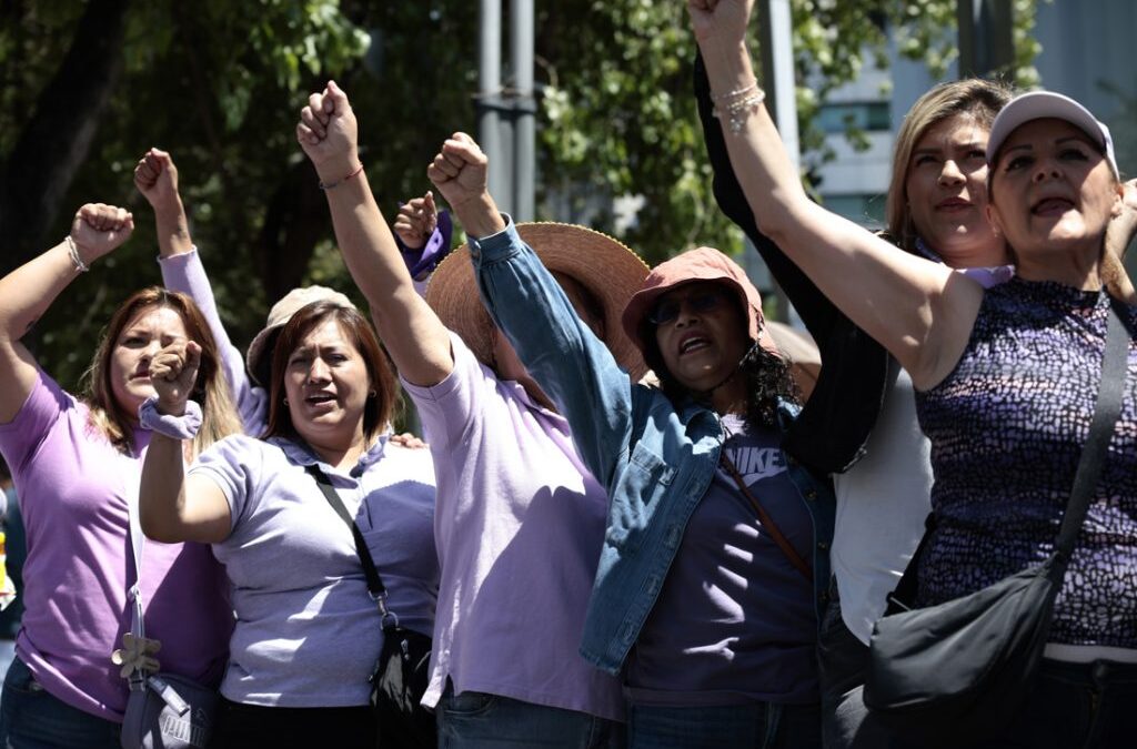 Denuncian feministas uso de recursos públicos en congreso de masculinidades