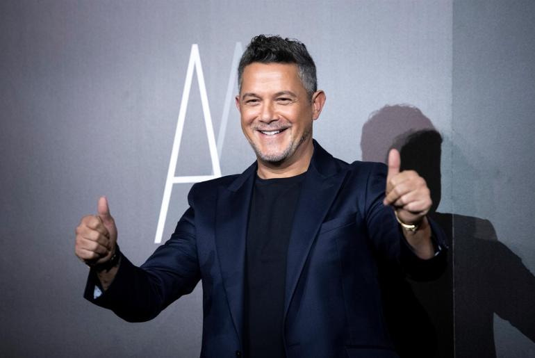Stephanie Cayo y Alejandro Sanz confirman su relación con fotos en redes sociales