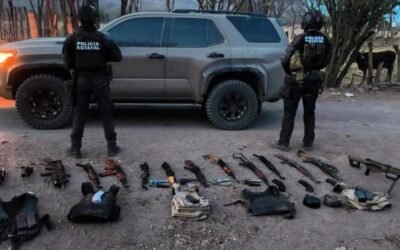 Capturan militares y policías sinaloenses a un sujeto con gran arsenal en poblado de Culiacán.