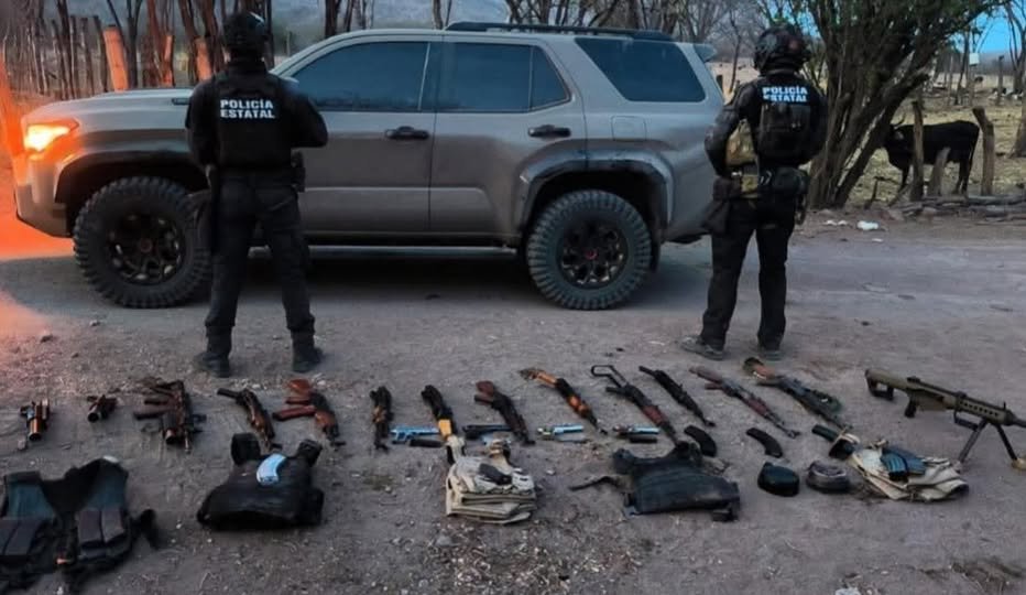 Capturan militares y policías sinaloenses a un sujeto con gran arsenal en poblado de Culiacán.