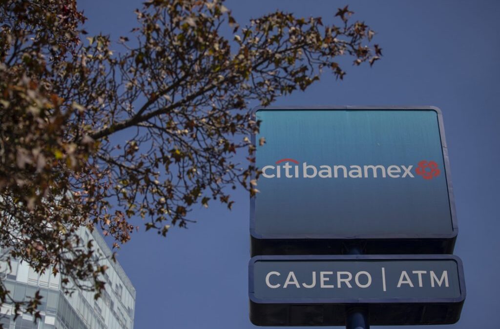 Releva Banamex a su director en plena transición hacia su salida a la bolsa