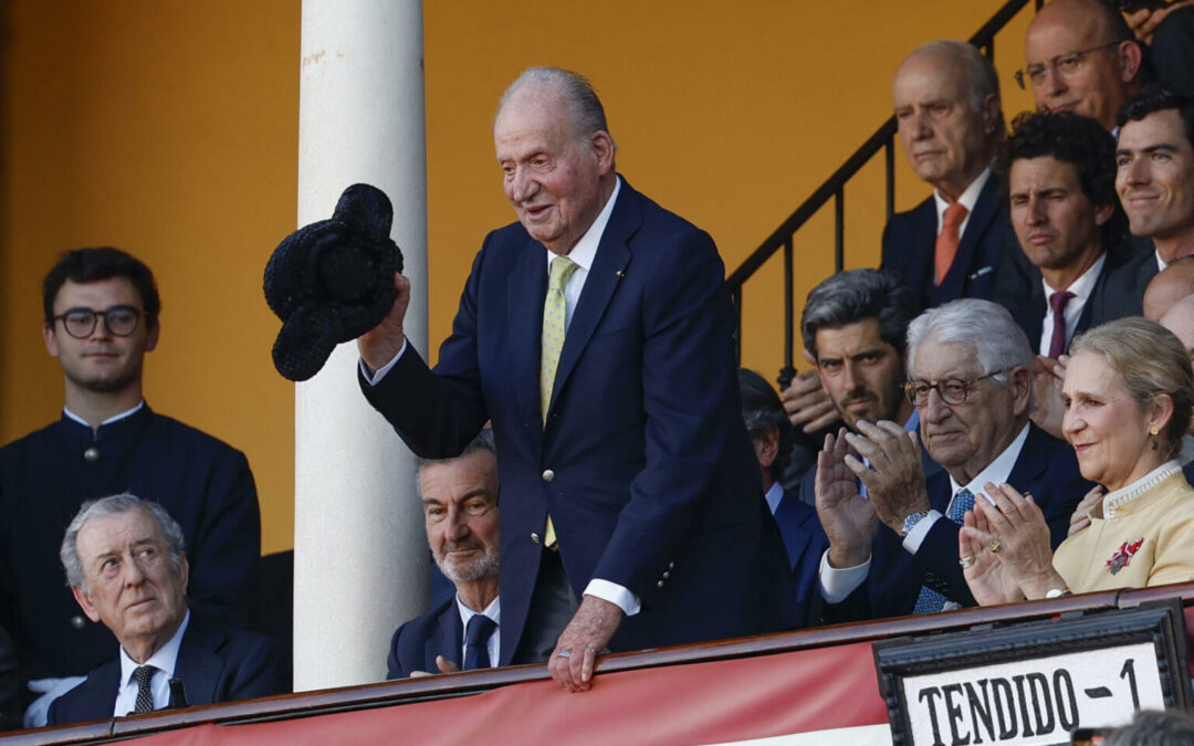 Ovacionan al rey Juan Carlos en la corrida del Domingo de Resurrección en Sevilla