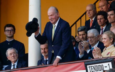 Ovacionan al rey Juan Carlos en la corrida del Domingo de Resurrección en Sevilla