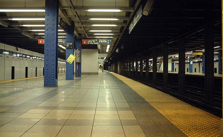 Policía abate a hombre que apuñaló a varias personas en el metro de Nueva York
