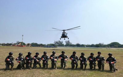 Marinos efectúan adiestramiento especializado en soga rápida en Veracruz