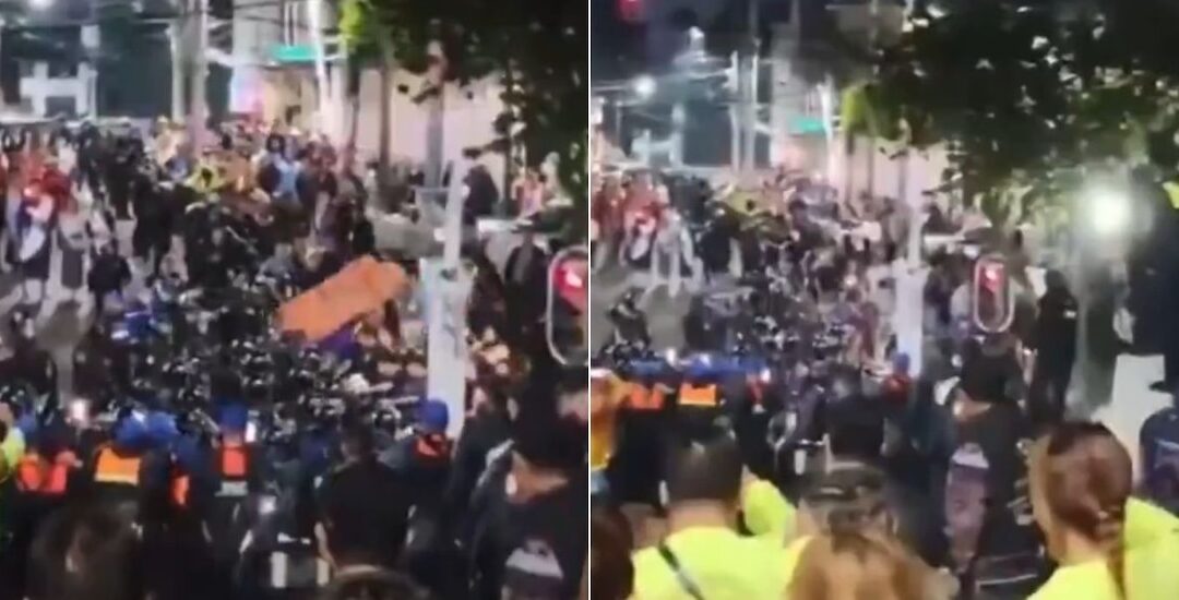Policías y asistentes protagonizan riña en Viacrucis de Iztapalapa ante cierre por sobrecupo