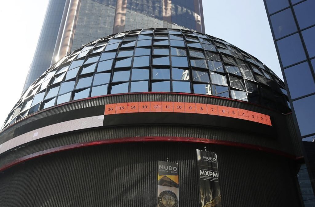 Cae la Bolsa Mexicana 0.26% y se acerca al piso de las 67 mil unidades