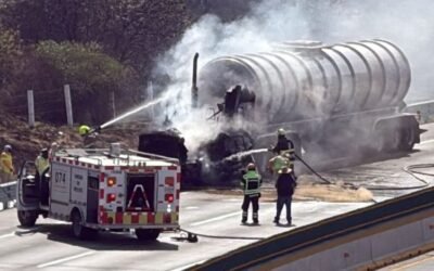 Incendio de pipa provoca caos vial en la autopista México-Puebla