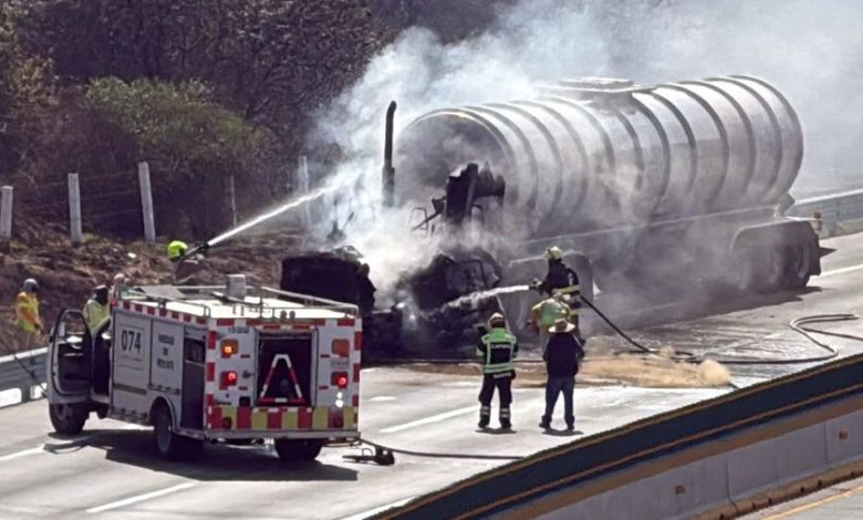 Incendio de pipa provoca caos vial en la autopista México-Puebla