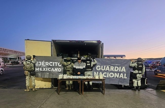 Narco tracto camión asegurado en Sonora por el Ejército y GN.