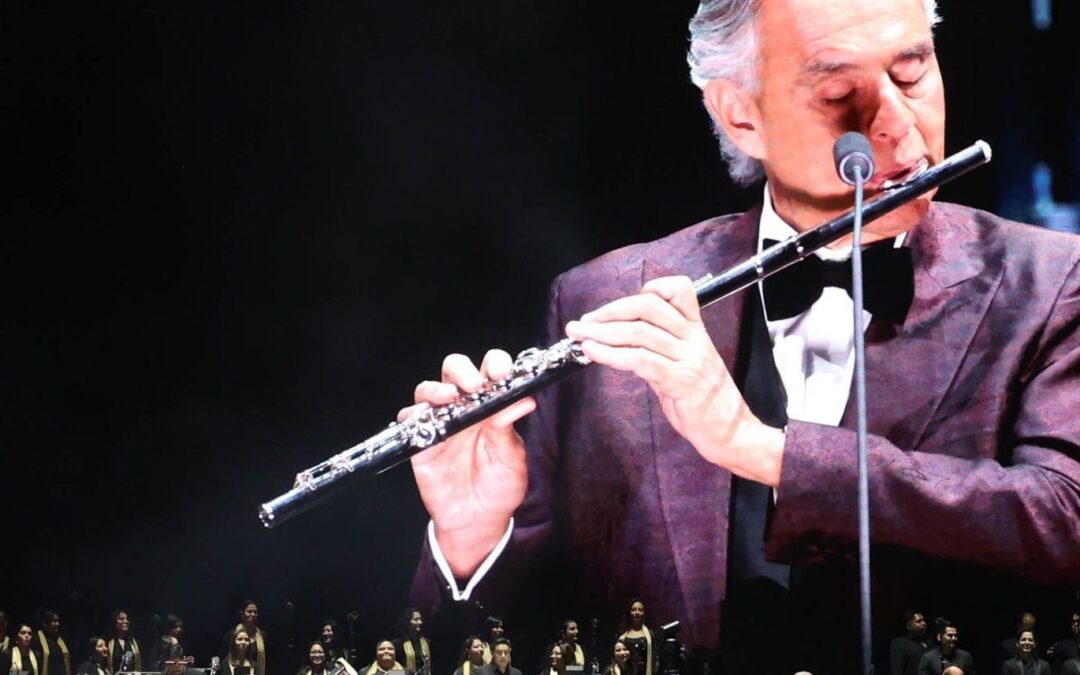 Fusionan Andrea Bocelli y Los Ángeles Azules ópera y cumbia ante 130 mil personas en el Zócalo