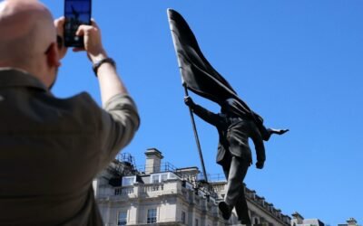 Banksy rompe su silencio: confirma la autoría de una nueva estatua en el corazón de Londres
