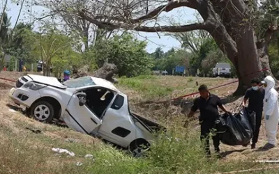 Camioneta vuelca en Acapulco; 5 muertos