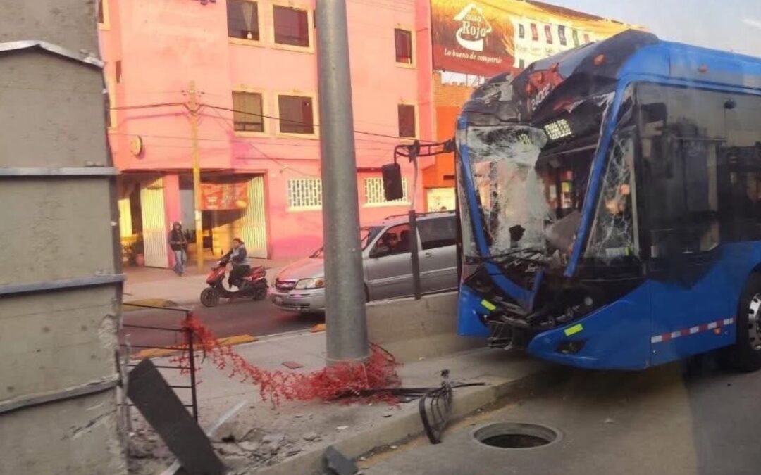 “Se durmió el chofer”: Trolebús choca rumbo a Chalco; hay múltiples heridos