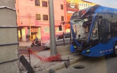 “Se durmió el chofer”: Trolebús choca rumbo a Chalco; hay múltiples heridos