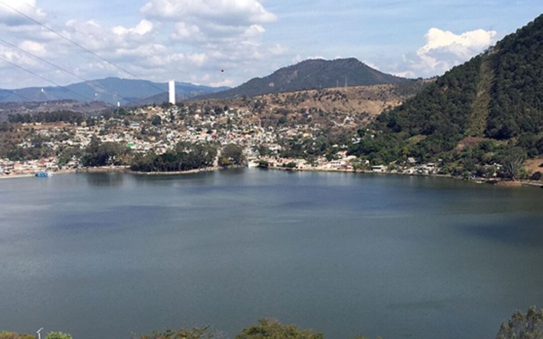 Desfoga el Cutzamala más de 15 mil litros de agua por segundo para soportar el estiaje en el Valle de México.