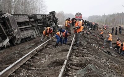 Se descarrila tren con 415 pasajeros en Rusia, reportan decenas de heridos