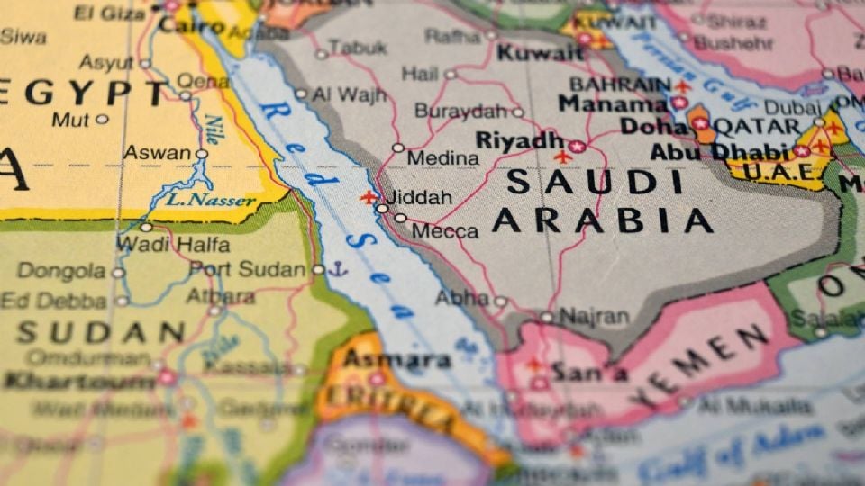 Embarcación con tripulantes armados intenta abordar un velero en el mar Rojo