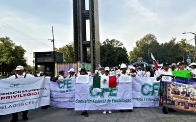 Jubilados de CFE se manifiestan en CDMX por recortes a pensiones impulsados por Sheinbaum