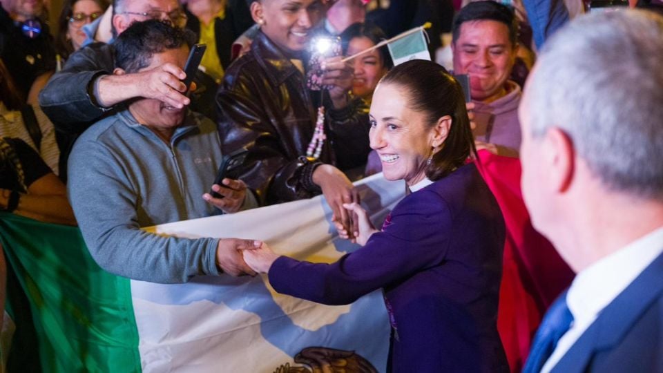 «Viva la Paz» es el mensaje para España de la Presidenta de México al llegar a Barcelona.